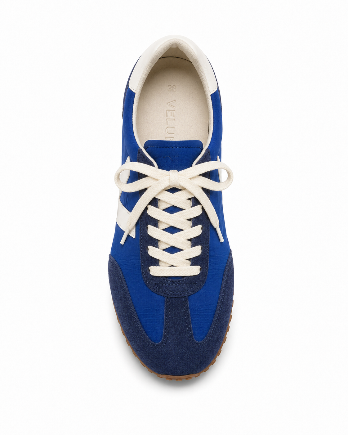 Sneaker VELUNA vista dall'alto con lacci allacciati