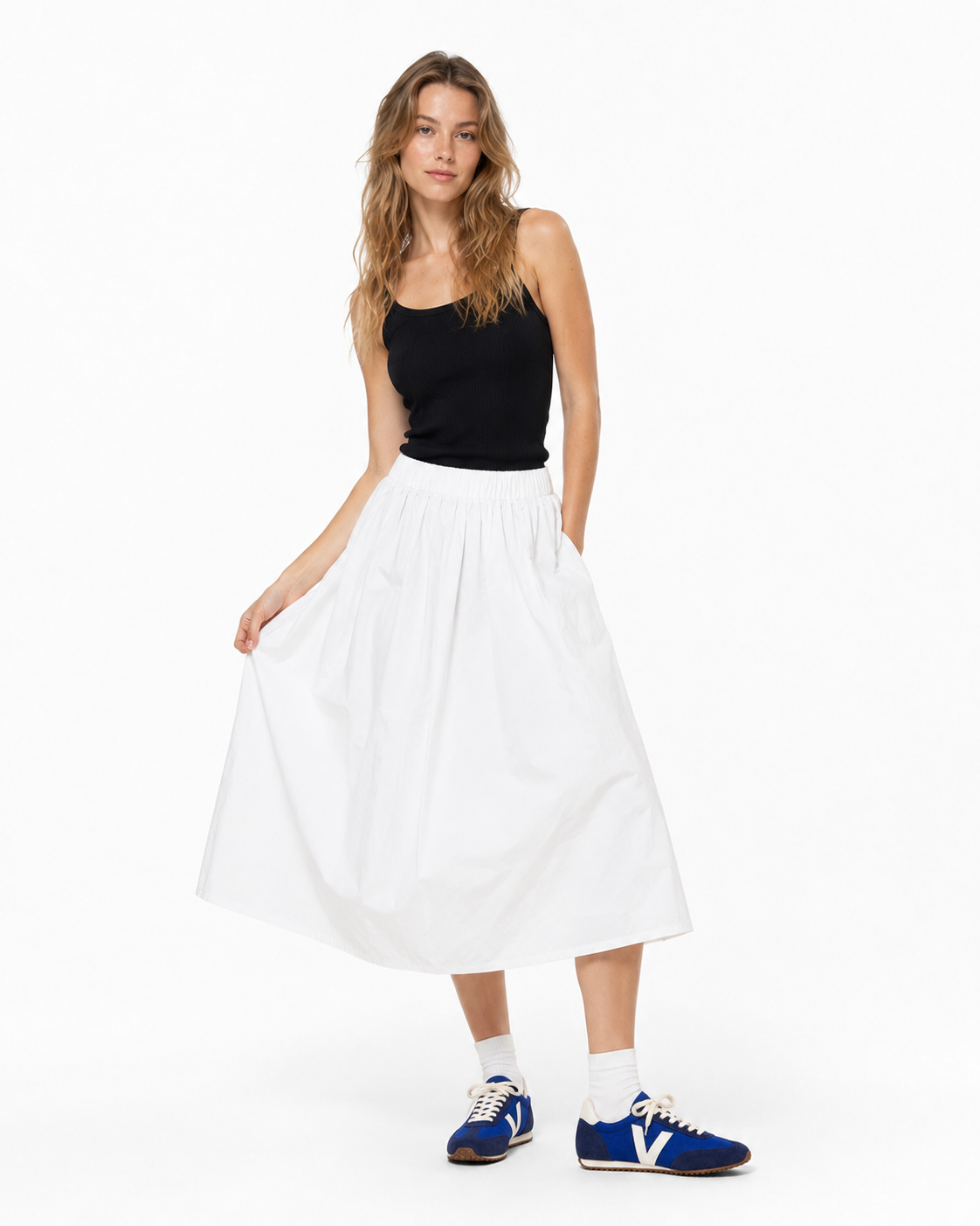 Modella per strada con sneaker VELUNA e pantaloni di pelle